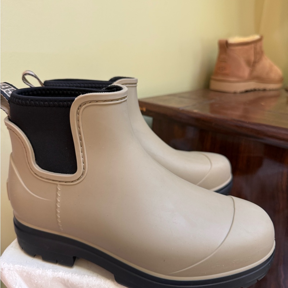 UGG Droplet waterproof rain boots in a taupe color. - Picture 4 of 7